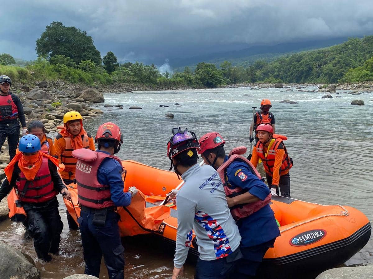 Tim SAR gabungan menemukan jenazah korban kedua air bah di Sungai Kalimborang Maros, Selasa (31/3/2026). Dok. Basarnas Makassar