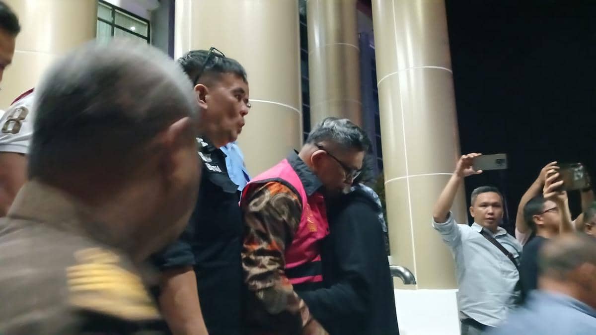 Tersangka kasus korupsi dana bantuan erupsi Gunung Ruang saat dibawa ke mobil tahanan Kejati Sulut, Selasa (31/3/2026). Dok. Kejati Sulut