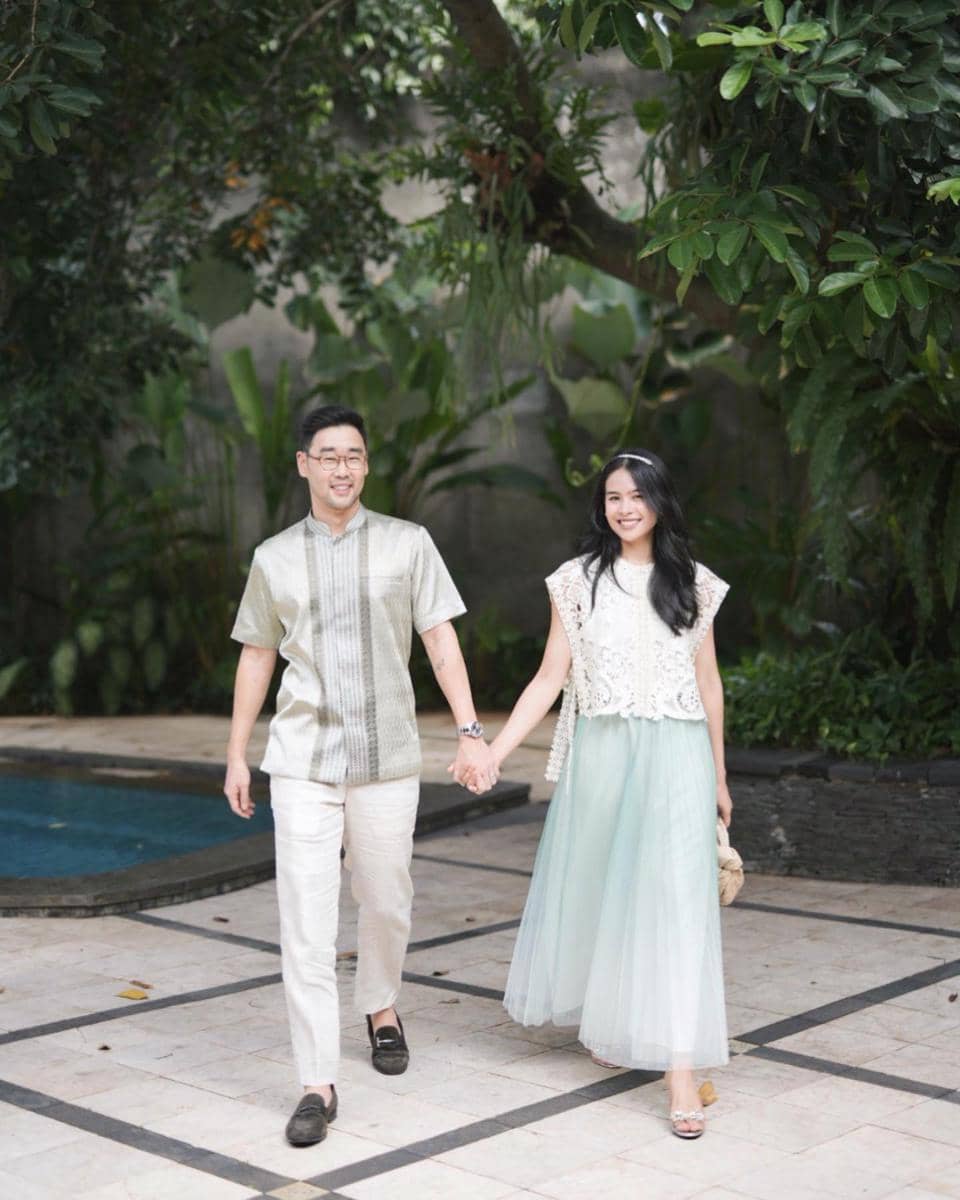 gaya Lebaran 2026 Maudy Ayunda dan suami