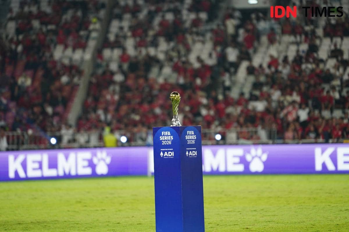 Trofi FIFA Series 2026 yang didapat oleh Bulgaria di Jakarta