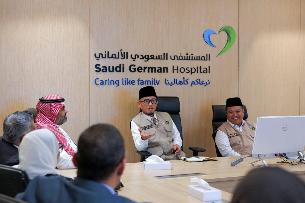 Wakil Menteri Haji dan Umrah (Wamenhaj) Dahnil Anzar Simanjuntak ketika meninjau langsung kesiapan Saudi German Hospital di Makkah pada Minggu (29/03/2026). (Dok. Media Center Haji)