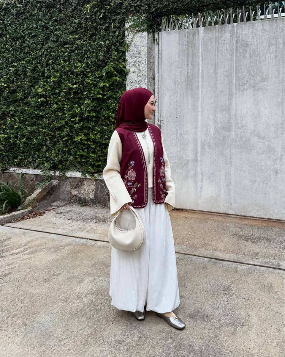 Mix and Match Hijab Nuansa Merah ala Intan Ghazella