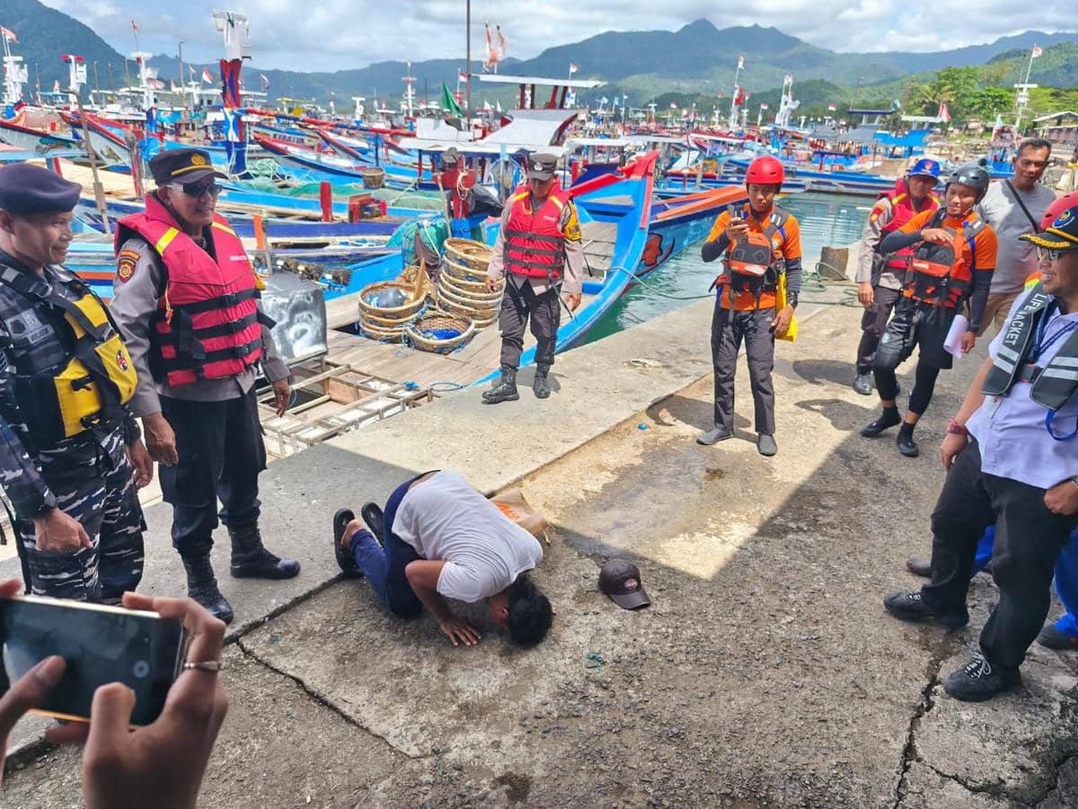 Nelayan asal Situbondo saat dievakuasi Pos Basarnas Trenggalek. IDN Times/istimewa