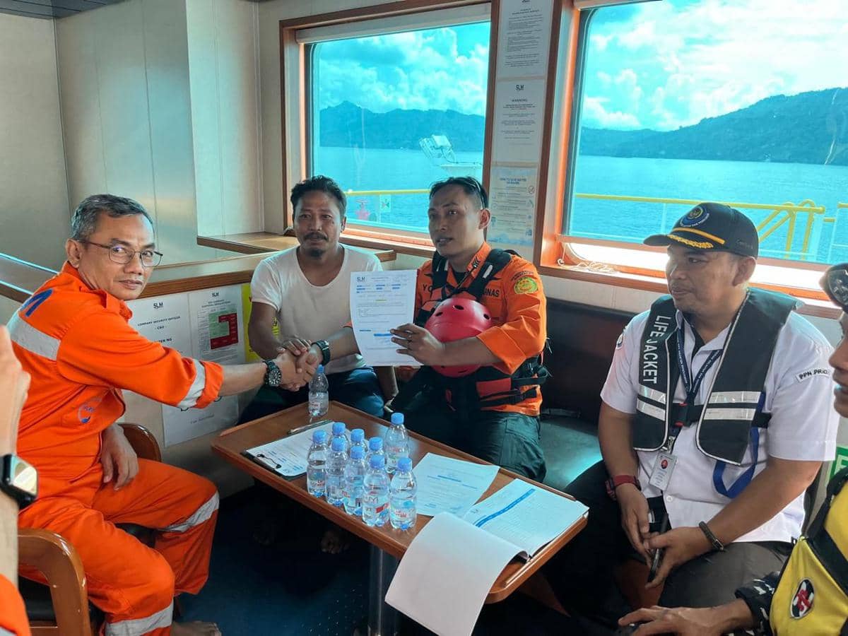 Nelayan asal Situbondo saat dievakuasi Pos Basarnas Trenggalek. IDN Times/istimewa