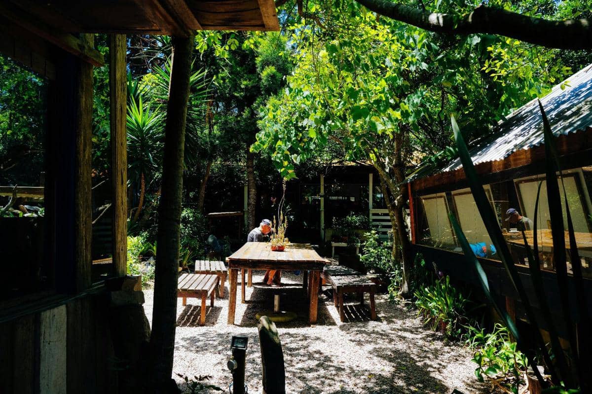 Ilustrasi area outdoor Aucafe Specialty Coffee dengan nuansa minimalis ala Jepang.