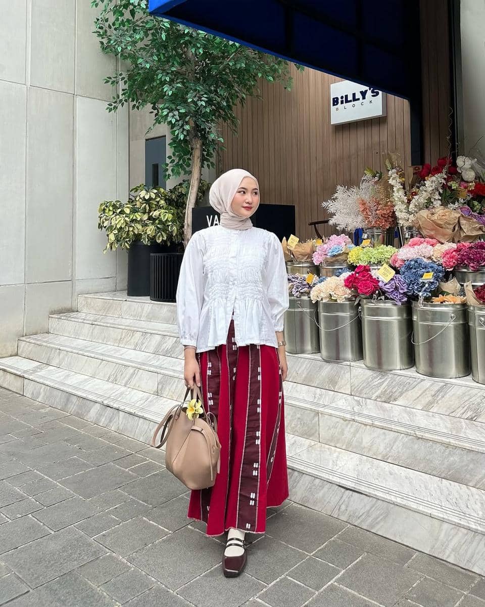 Style Hijab Nuansa Merah ala Intan Ghazella