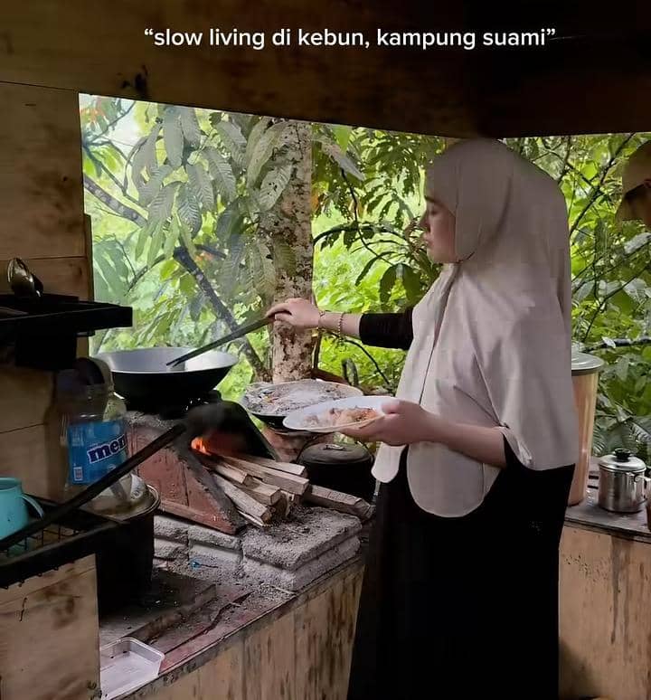 Rey Mbayang dan Dinda Hauw slow living di kebun