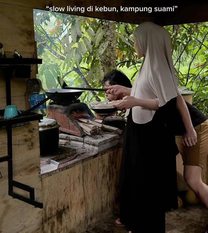 Rey Mbayang dan Dinda Hauw slow living di kebun