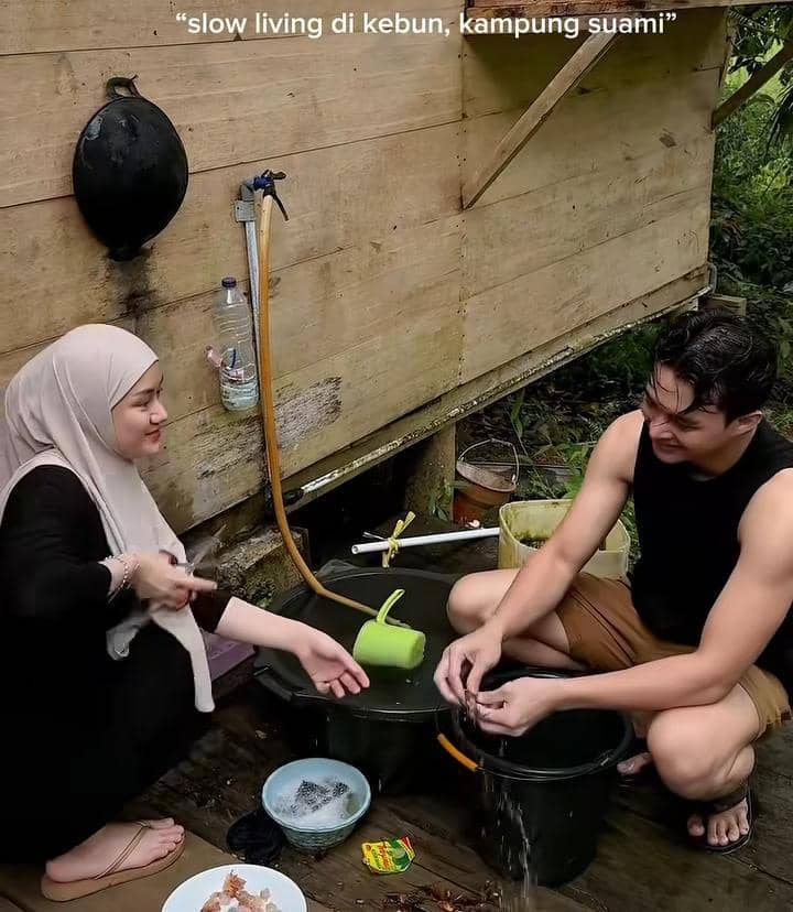 Rey Mbayang dan Dinda Hauw slow living di kebun