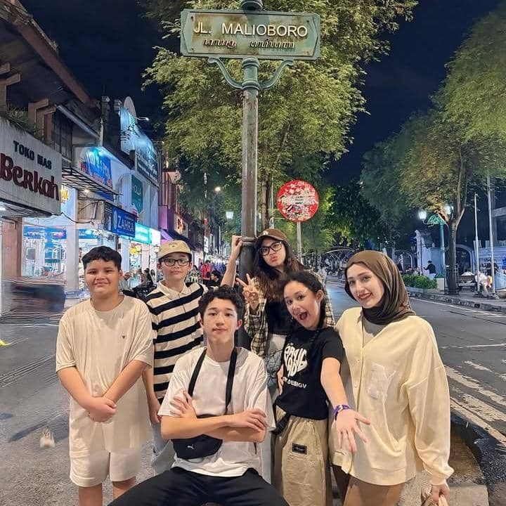 Adelia Pasha dan anak liburan ke Yogya dan Candi Borobudur