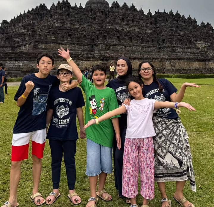 Adelia Pasha dan anak liburan ke Yogya dan Candi Borobudur