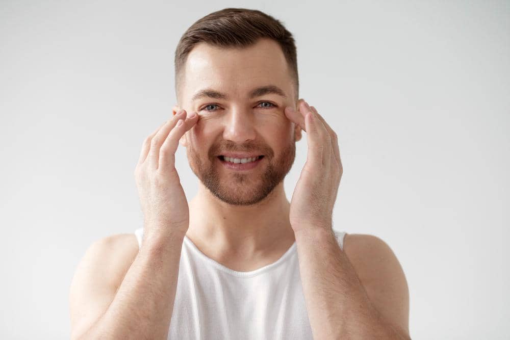 ilustrasi pria memakai eye cream