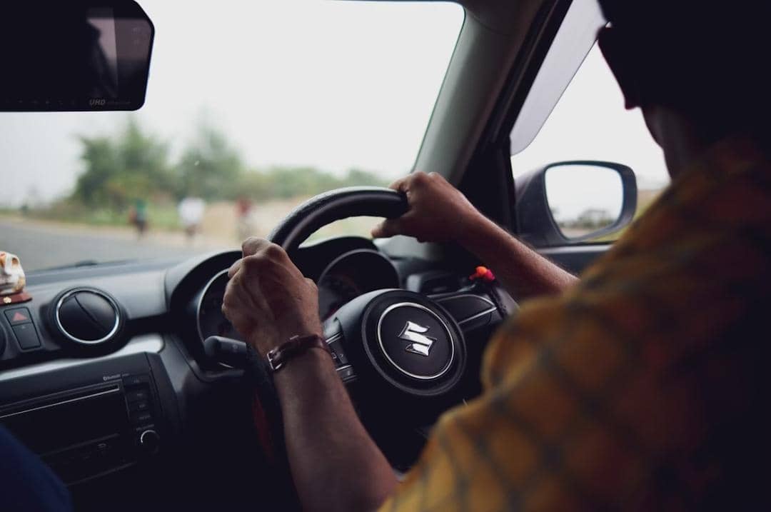 ilustrasi menyetir mobil