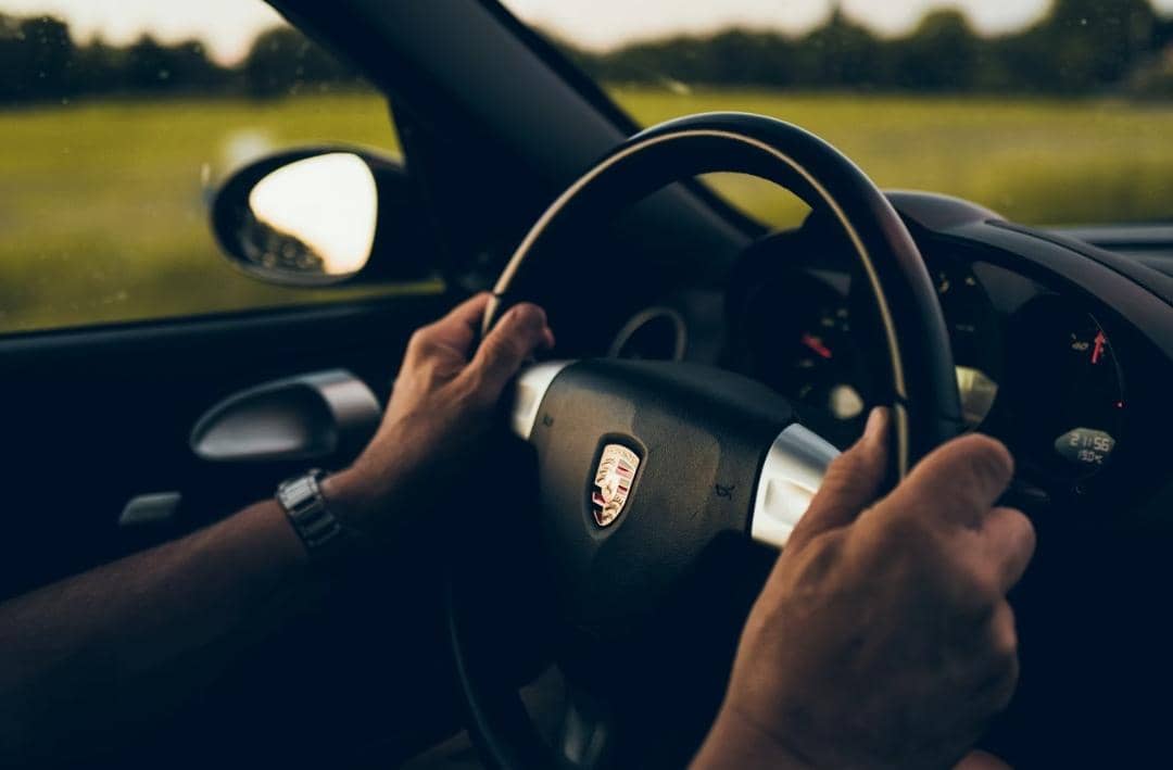 ilustrasi menyetir mobil