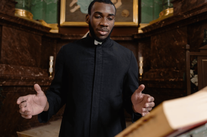 ilustrasi seorang pendeta berjubah hitam