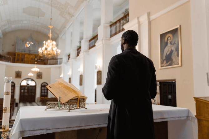 ilustrasi seorang pendeta berjubah hitam