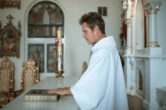 ilustrasi seorang pendeta berjubah putih