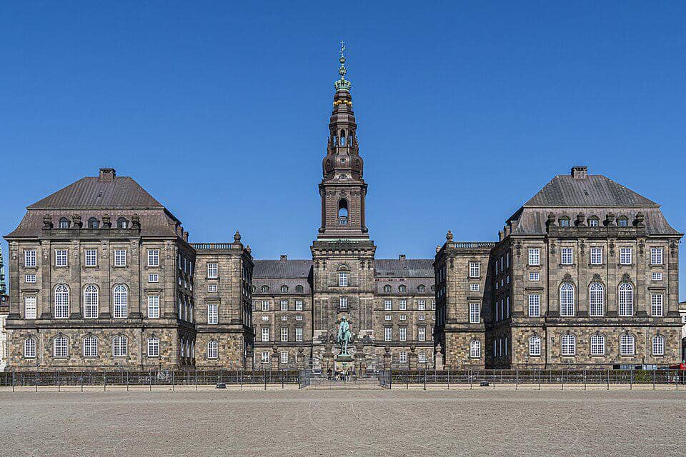 5 Fakta Istana Christiansborg, Pusat Kekuasaan Denmark yang Unik 
