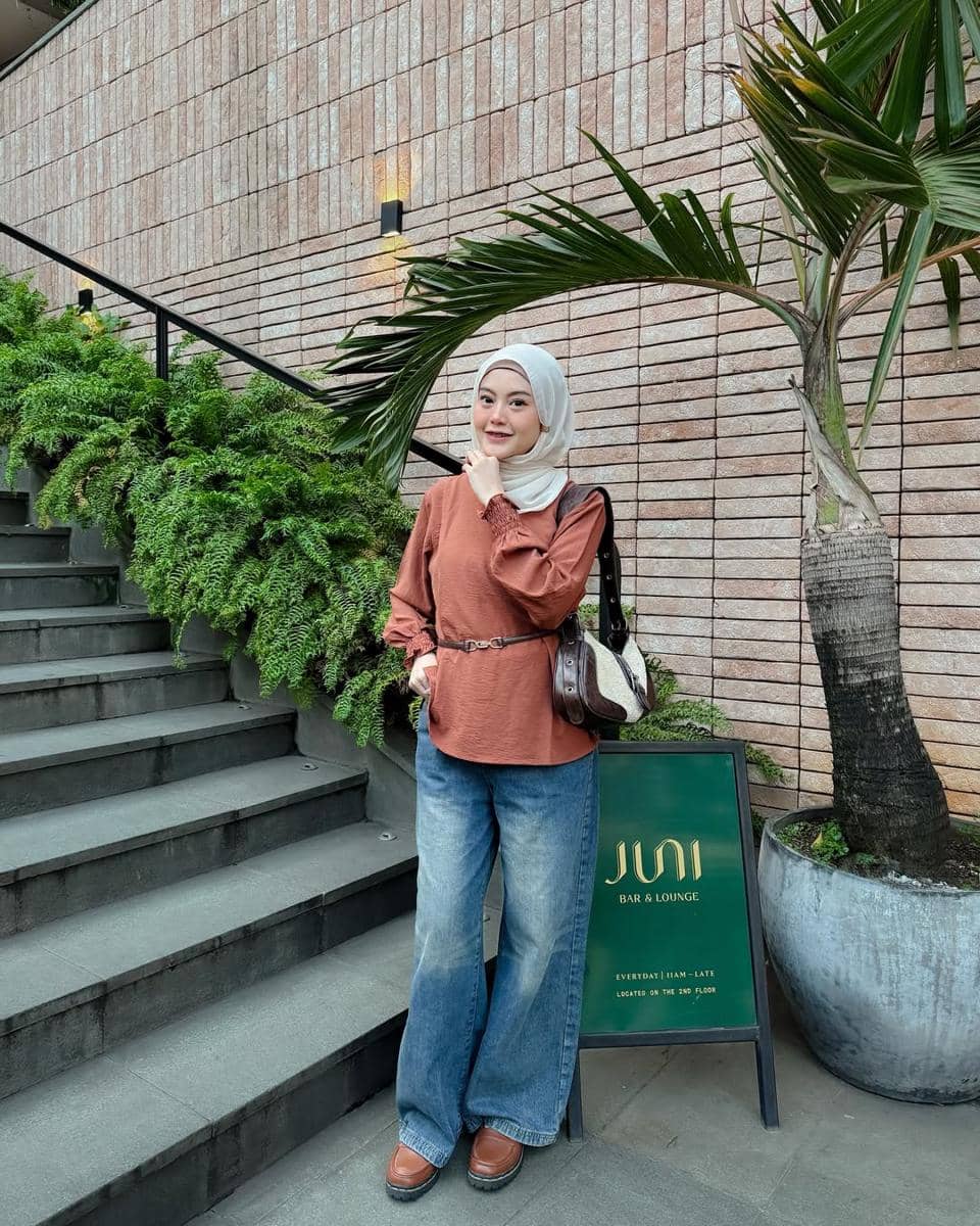 OOTD ke Kafe ala Refina Habilia