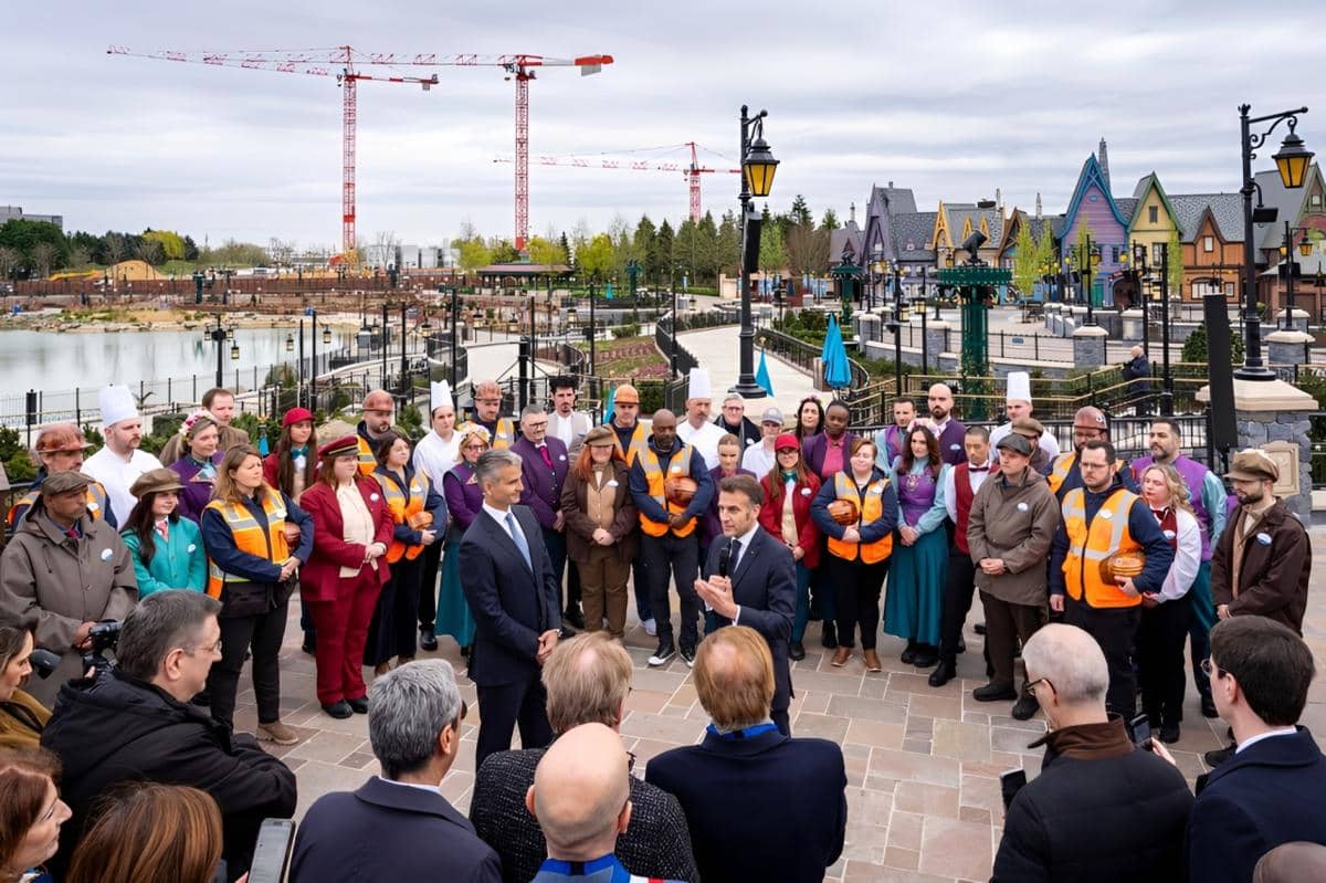 potret Presiden Macron di peresmian Disney Adventure World Paris