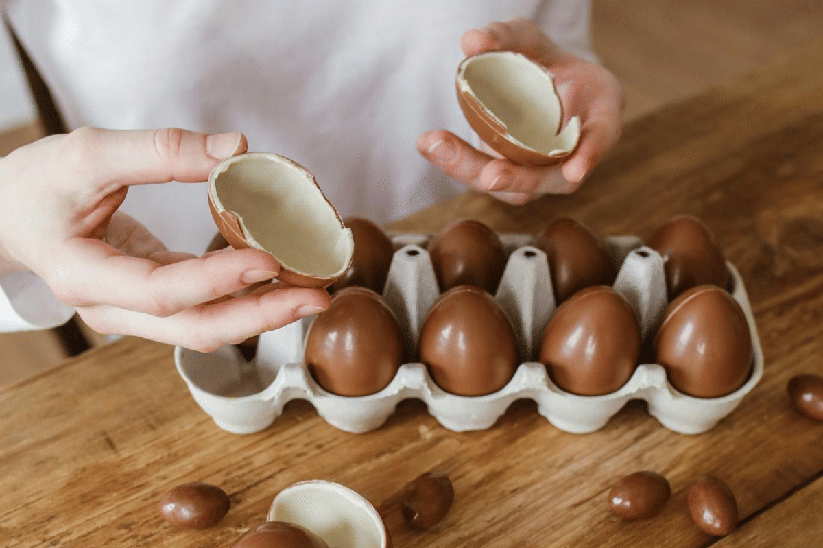 ilustrasi membuat easter chocolate cheesecake