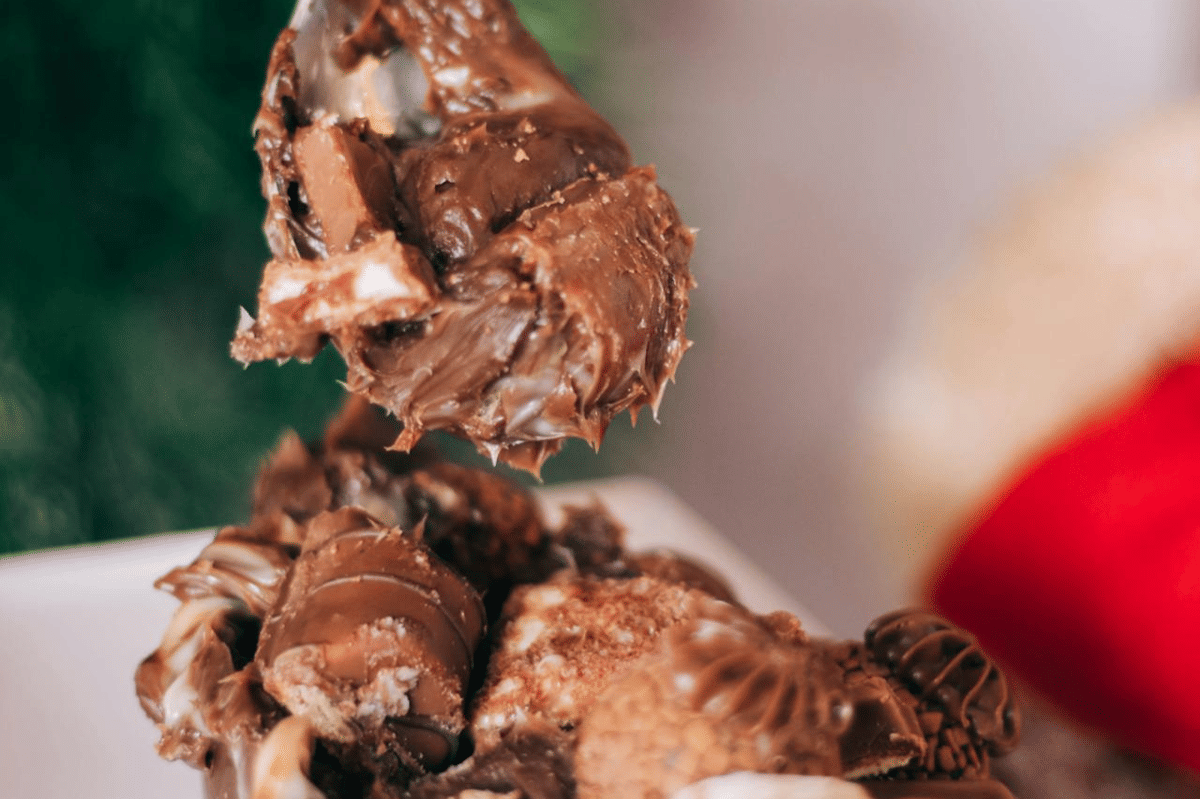 ilustrasi sajian easter chocolate cheesecake