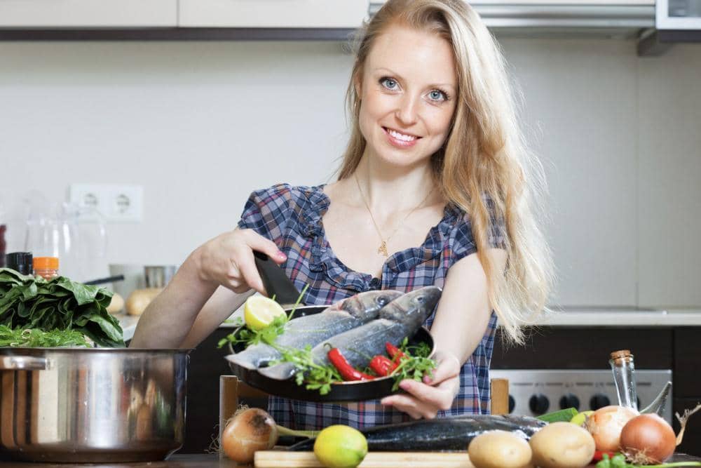 5 Cara Menghilangkan Bau Tak Sedap di Dapur setelah Memasak Ikan