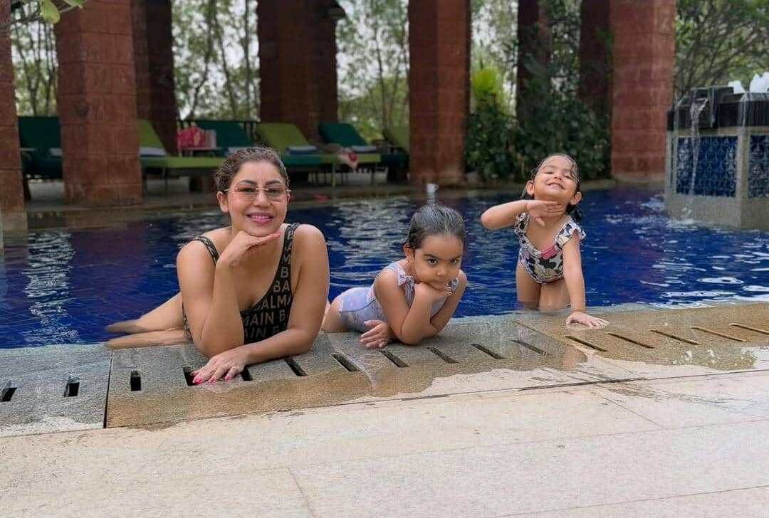 9 Potret Debina Bonnerjee Liburan di Goa Bawa Dua Anak