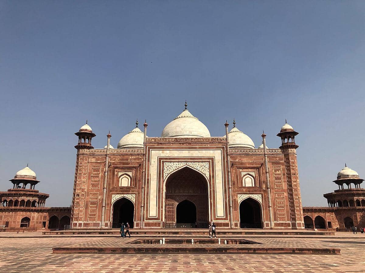 Masjid Taj Mahal, sebuah bangunan batu pasir merah yang terletak di sisi barat kompleks makam utama Taj Mahal di Agra, India. 