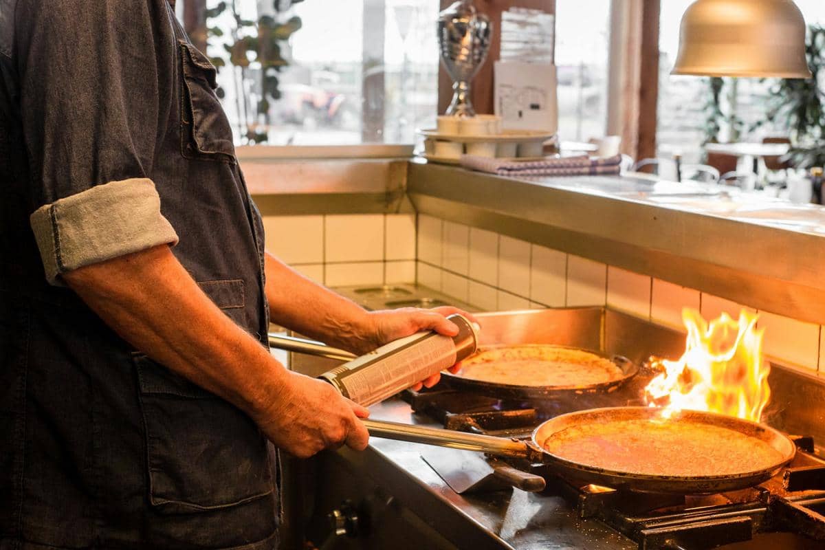 ilustrasi api besar saat memasak