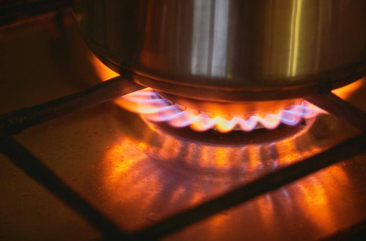 ilustrasi api menyala tidak sempurna 