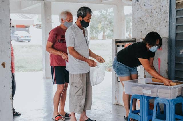 ilustrasi warga sedang gotong royong