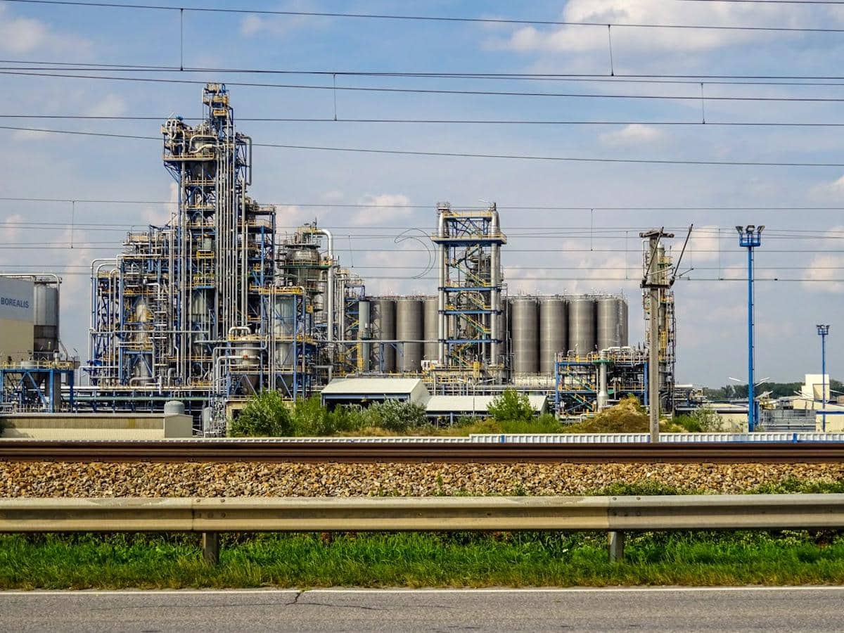 Israel Serang Pabrik Bahan Kimia Kritis Milik Iran