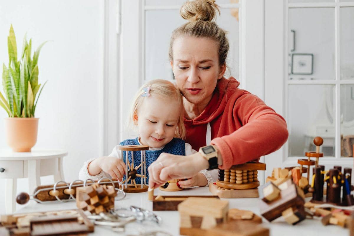 seorang anak autis yang sedang merangkai balok