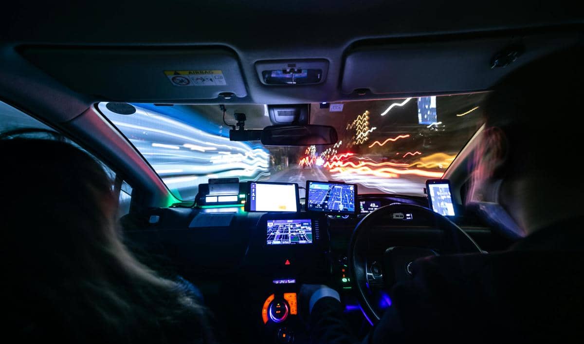 5 Tips Menjaga Kaca Mobil Tetap Jernih saat Hujan dan Malam Hari