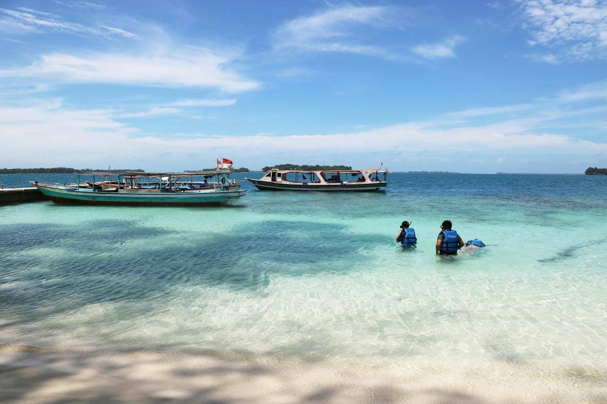 Ilustrasi Pulau Noko Selayar dengan air laut jernih dan pasir putih bersih yang cocok untuk snorkeling dan bersantai.