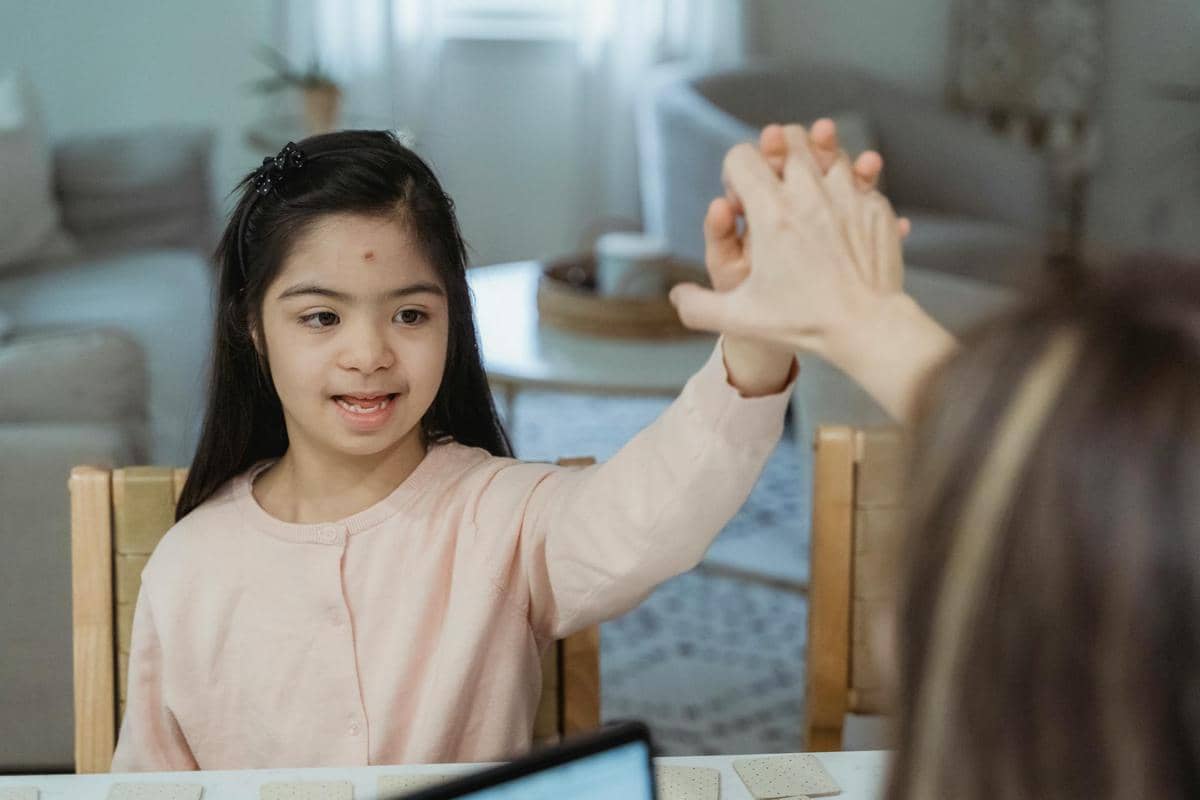 seorang anak autis yang sedang menunjukkan rasa sayangnya 