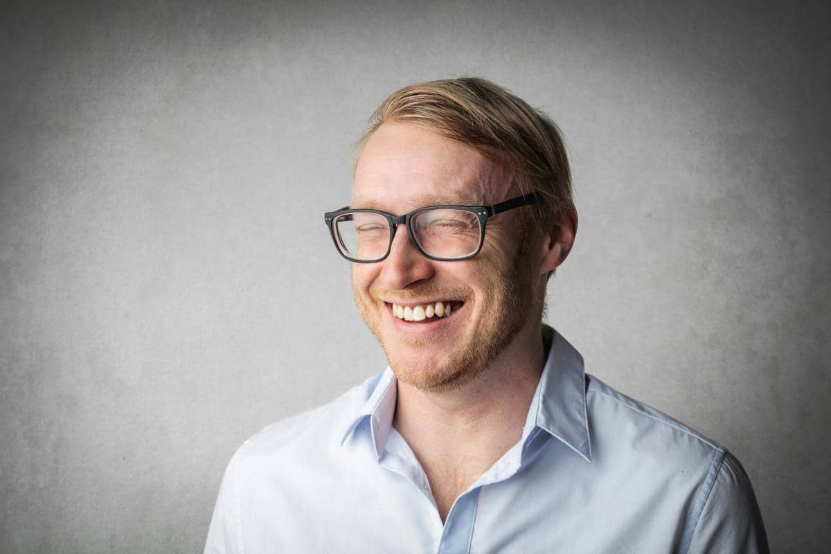 ilustrasi orang tertawa