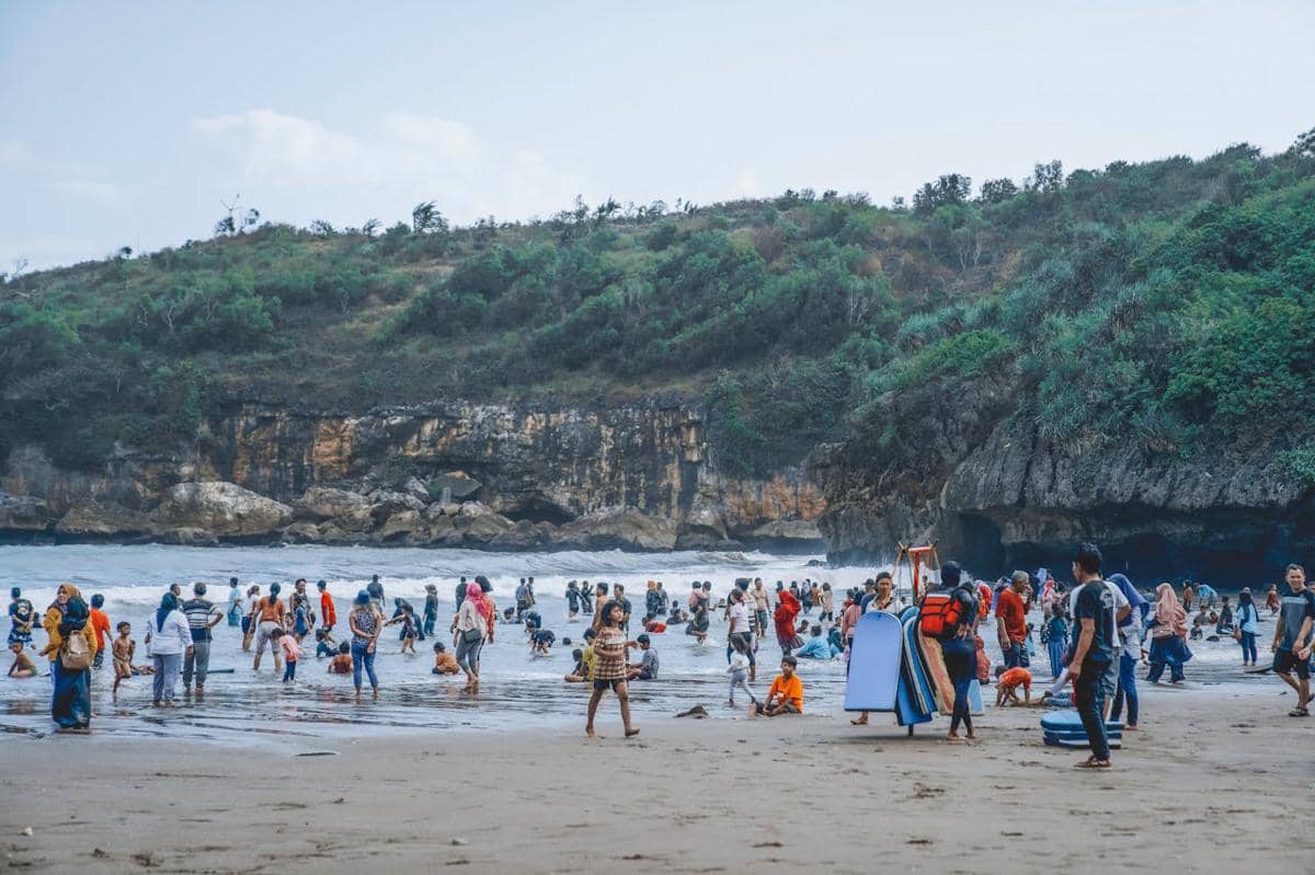 ilustrasi tempat wisata ramai