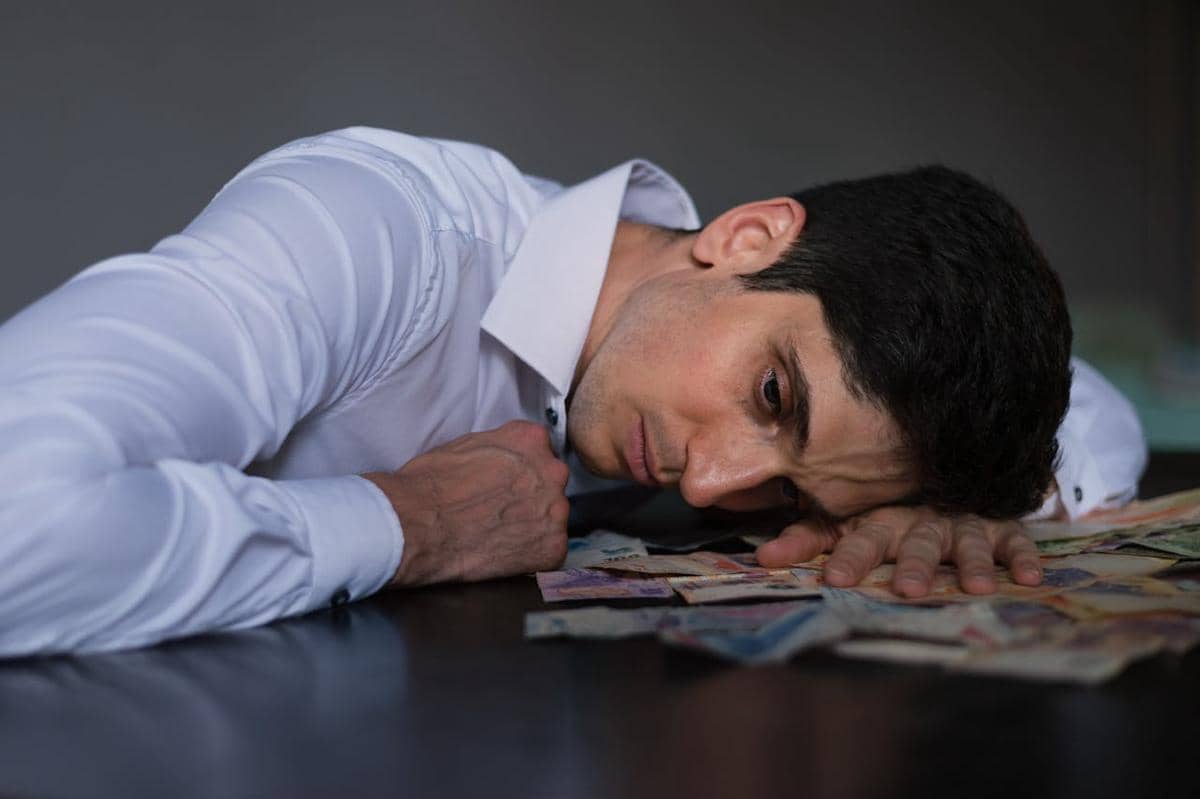 ilustrasi pria dan uang