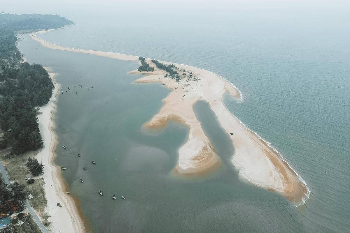 Ilustrasi hamparan pasir putih Noko Gili yang muncul di tengah laut saat air surut.