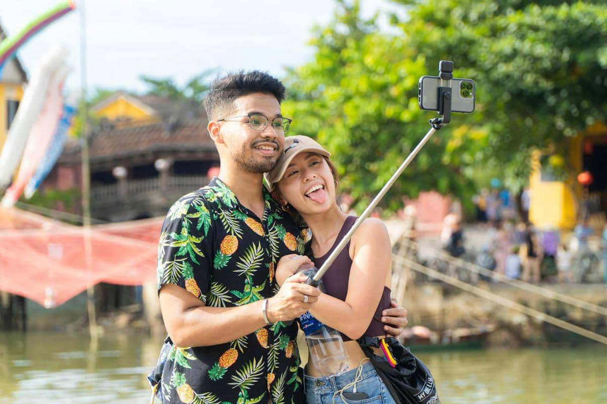 ilustrasi selfie bersama pasangan