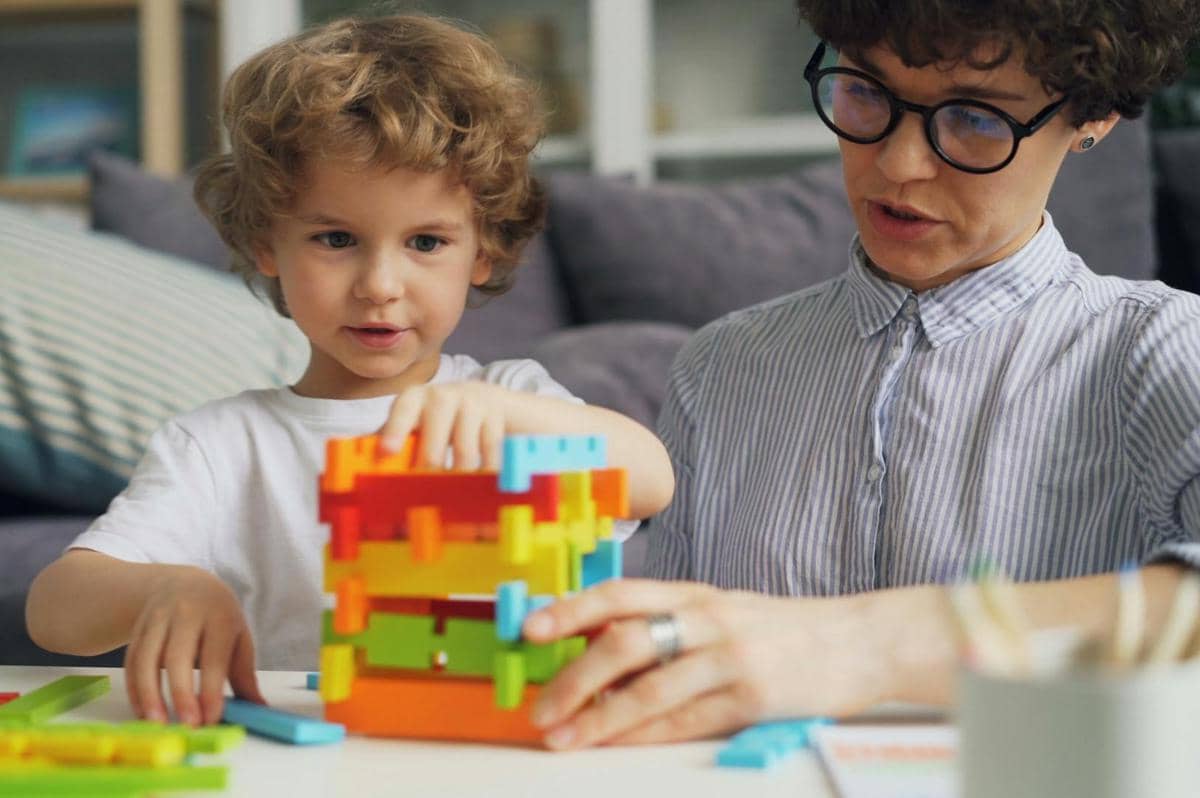seorang anak yang sedang bermain 