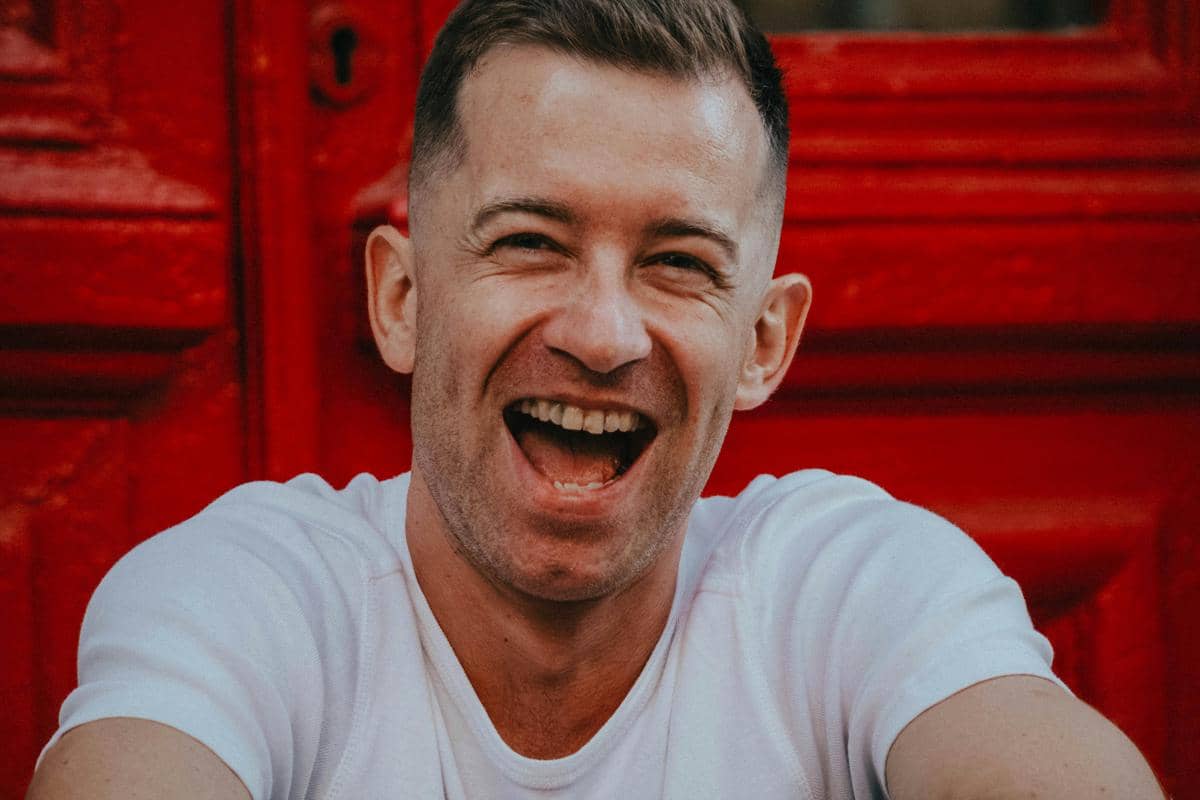 ilustrasi orang tertawa 