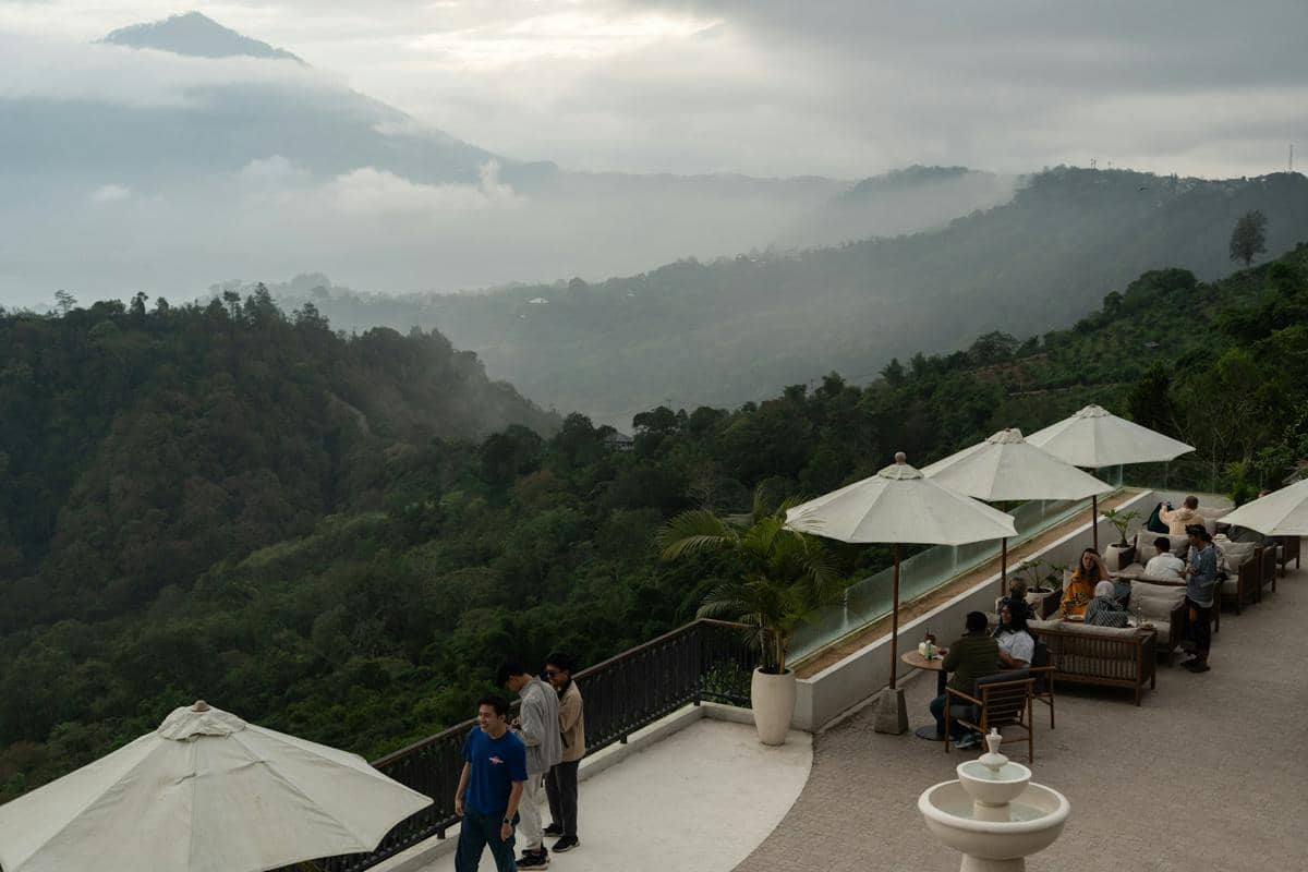 Ilustrasi kafe dengan pemandangan alam terbuka