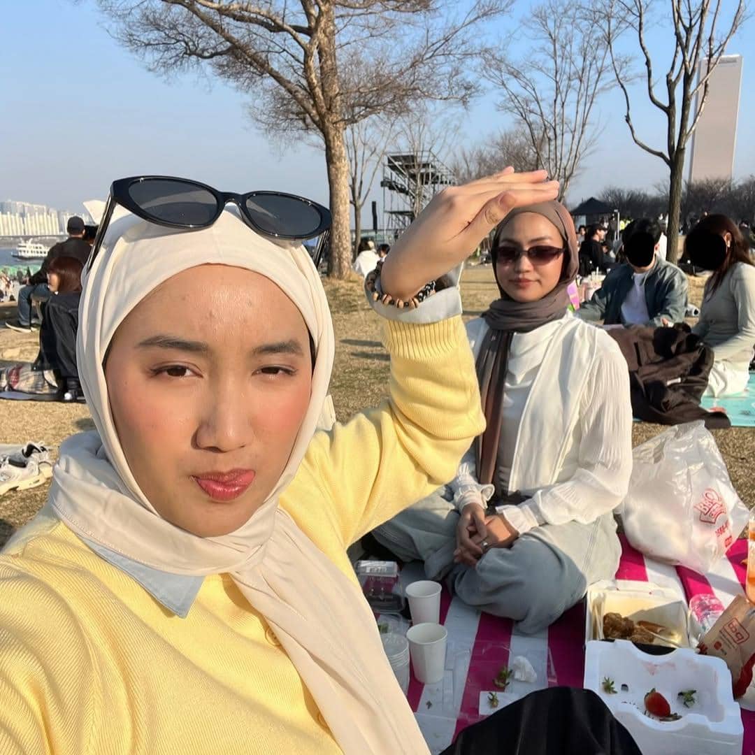 Xaviera Putri menikmati suasana musim semi di tepi Sungai Han