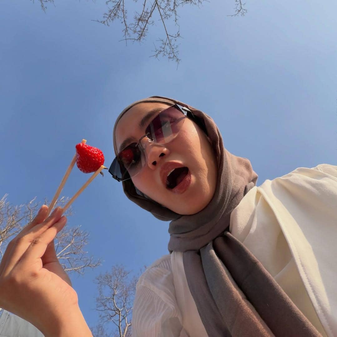 Xaviera Putri menikmati suasana musim semi di tepi Sungai Han