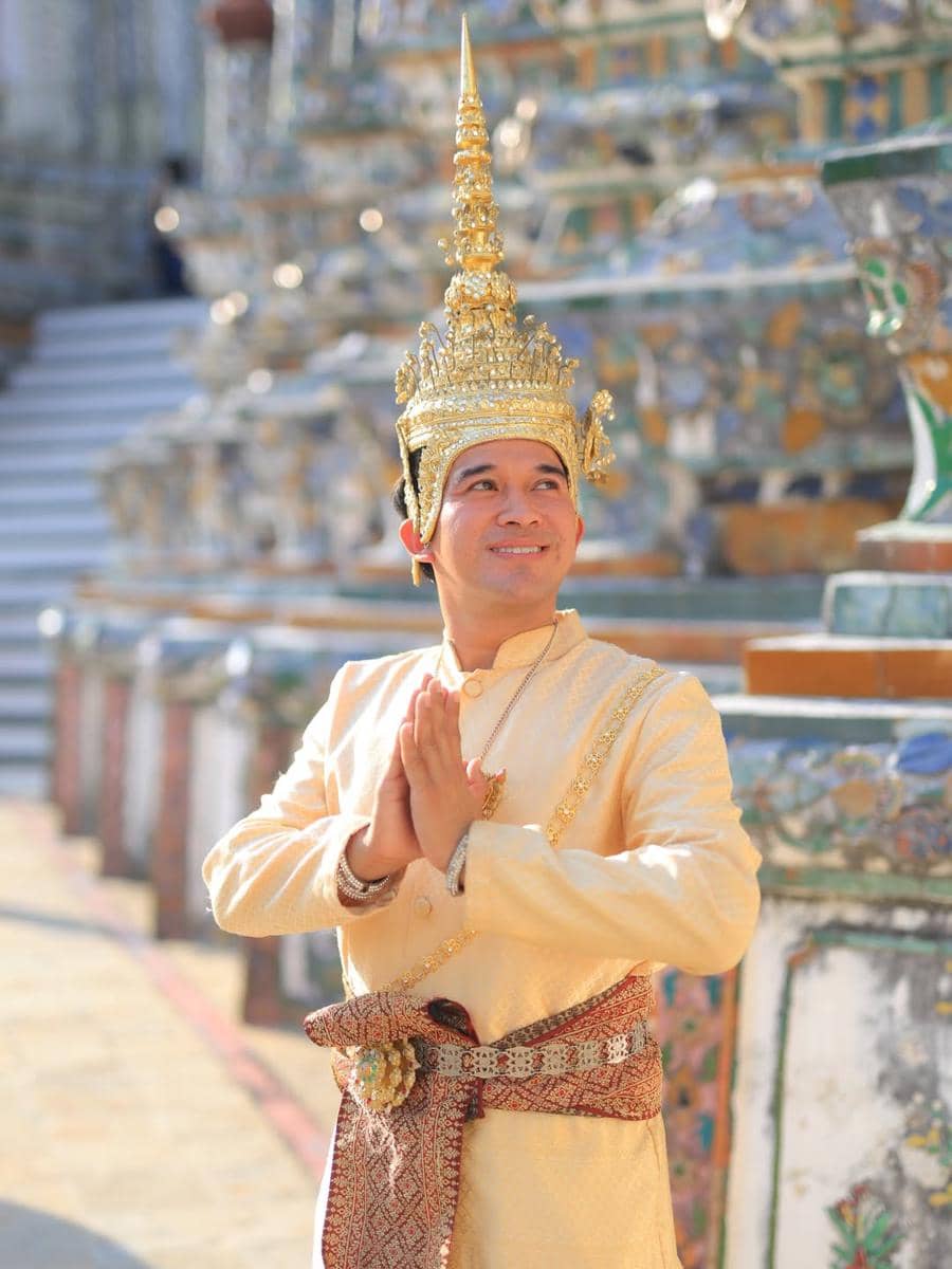 Anwar Sanjaya pakai baju tradisional Thailand di Wat Pho