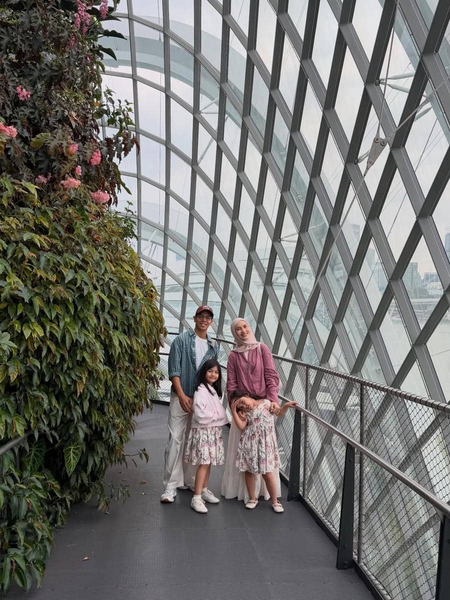 Keluarga Dwi Handayani berkeliling Gardens by the Bay