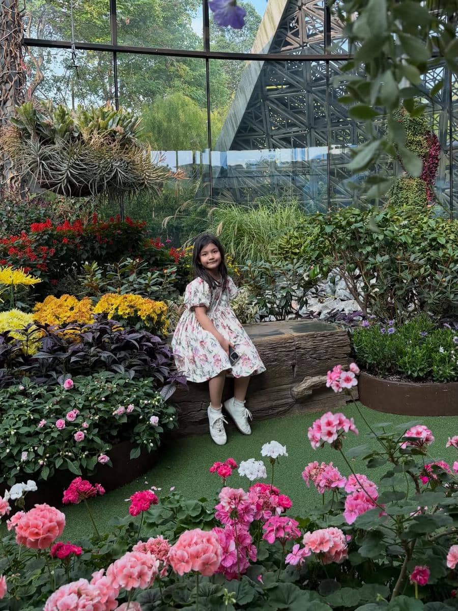 Keluarga Dwi Handayani berkeliling Gardens by the Bay